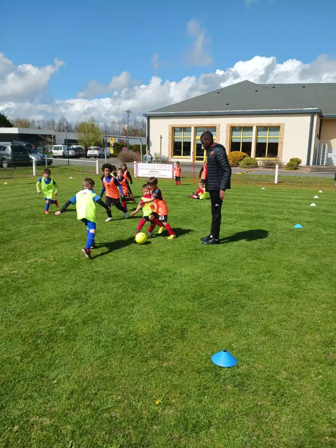 Football un entra nement avec les pros pour les jeunes de Breil